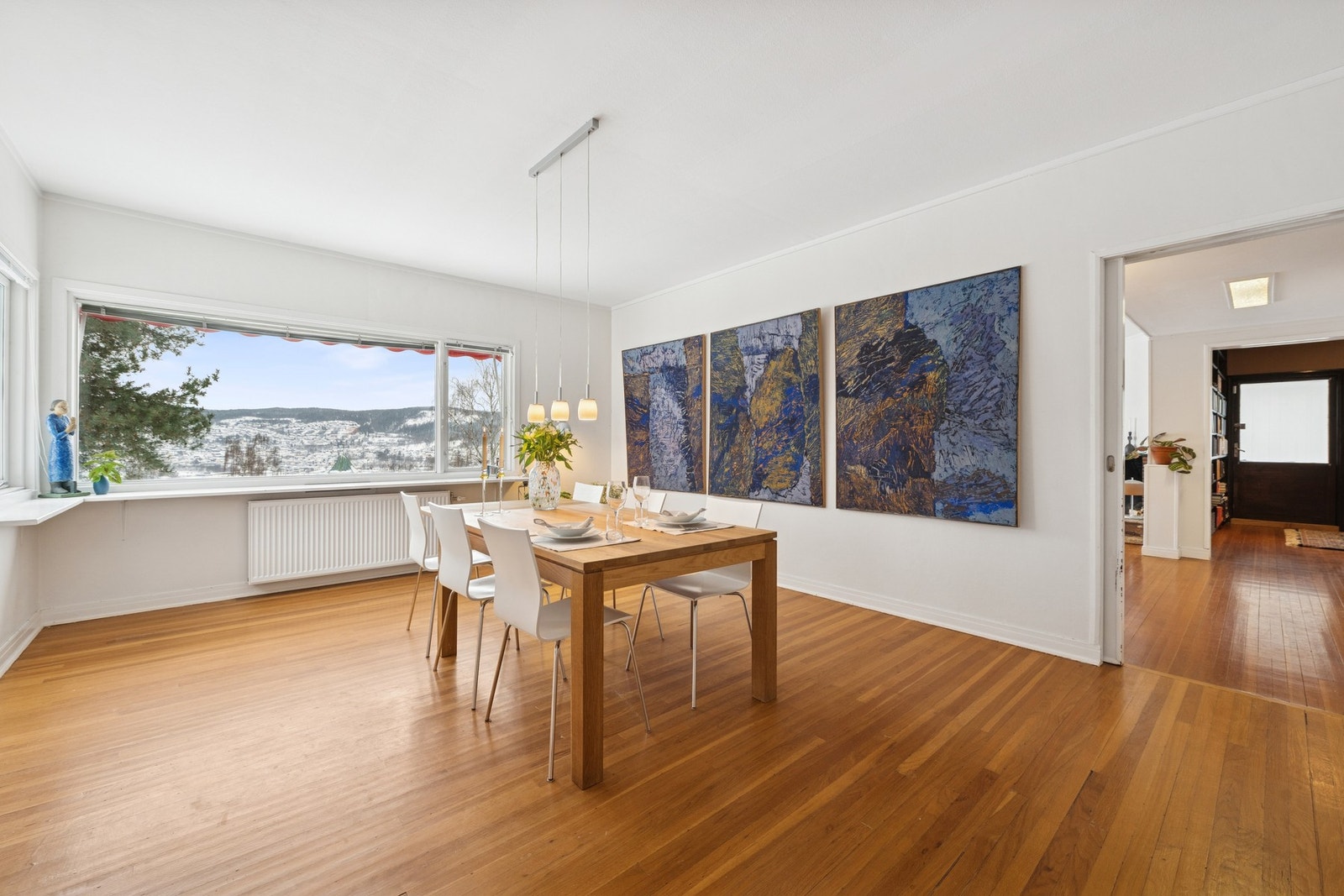 Stor og god spisestue med plass til storfamilien eller masse gjester. Galleribilde