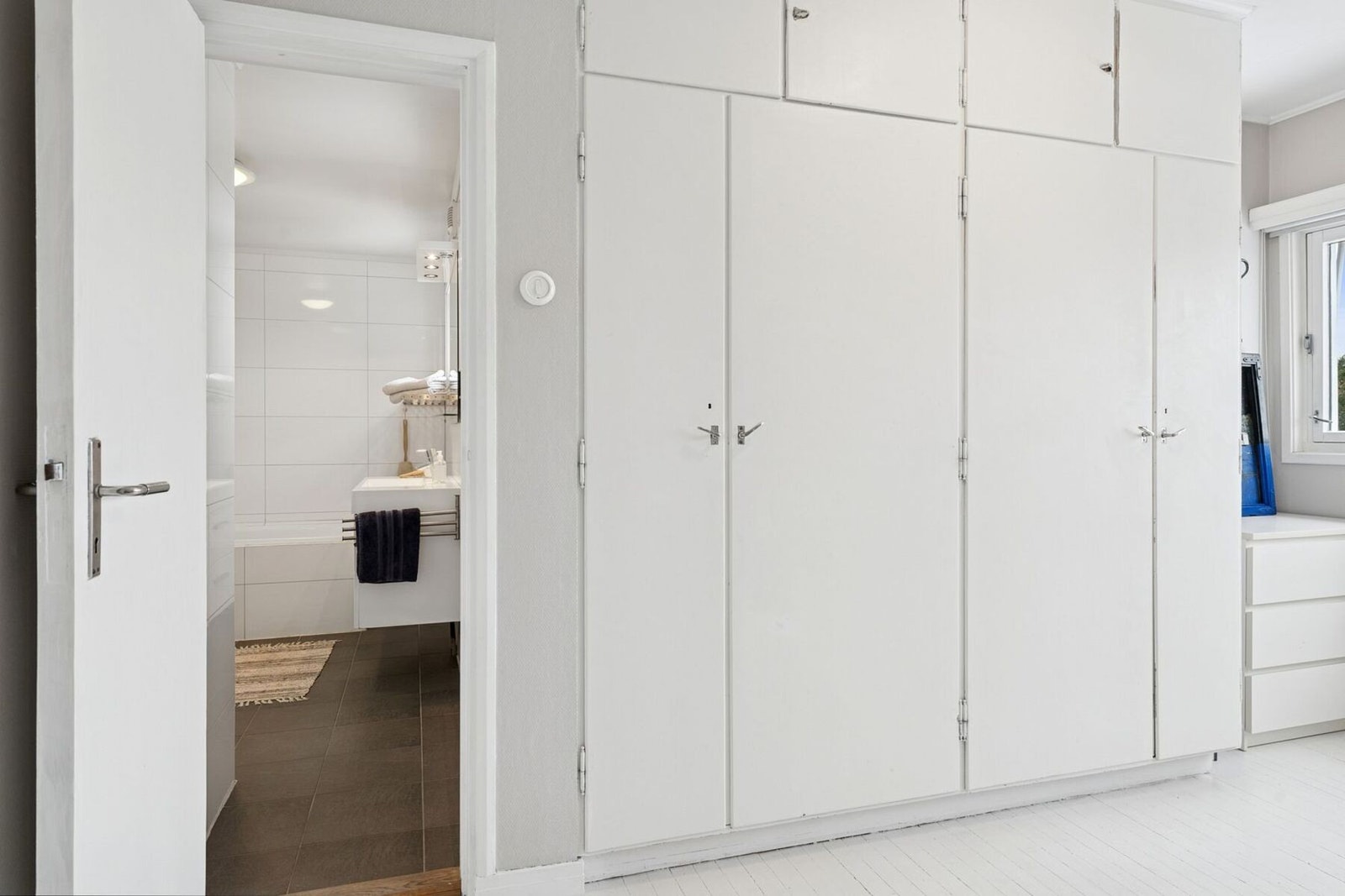 Godt med garderobeskap på hovedsoverommet. Her ser man videre inn til tilhørende bad. Galleribilde