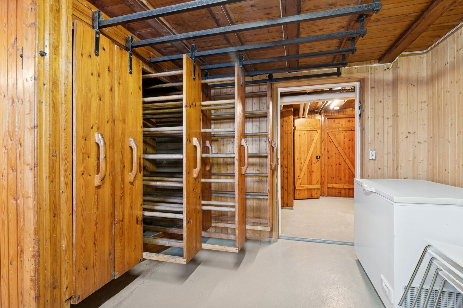 Fra kjelleren. Her finner man originale tørkeskap. Galleribilde