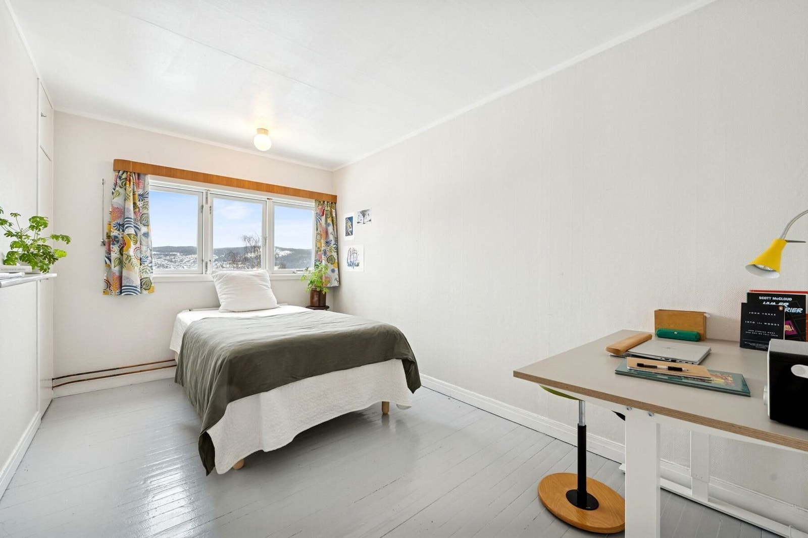 Soverom 2 som også passer fint som et kontor. Galleribilde