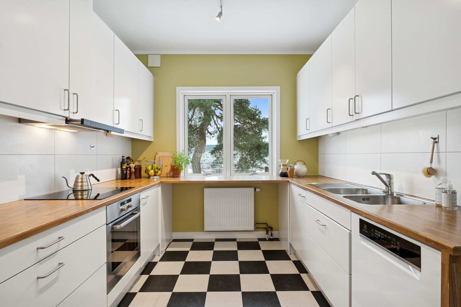 Lyst og innbydende kjøkken med egen bod og utgang til hagen. Mye skapplass. Fin utsikt også her. Galleribilde