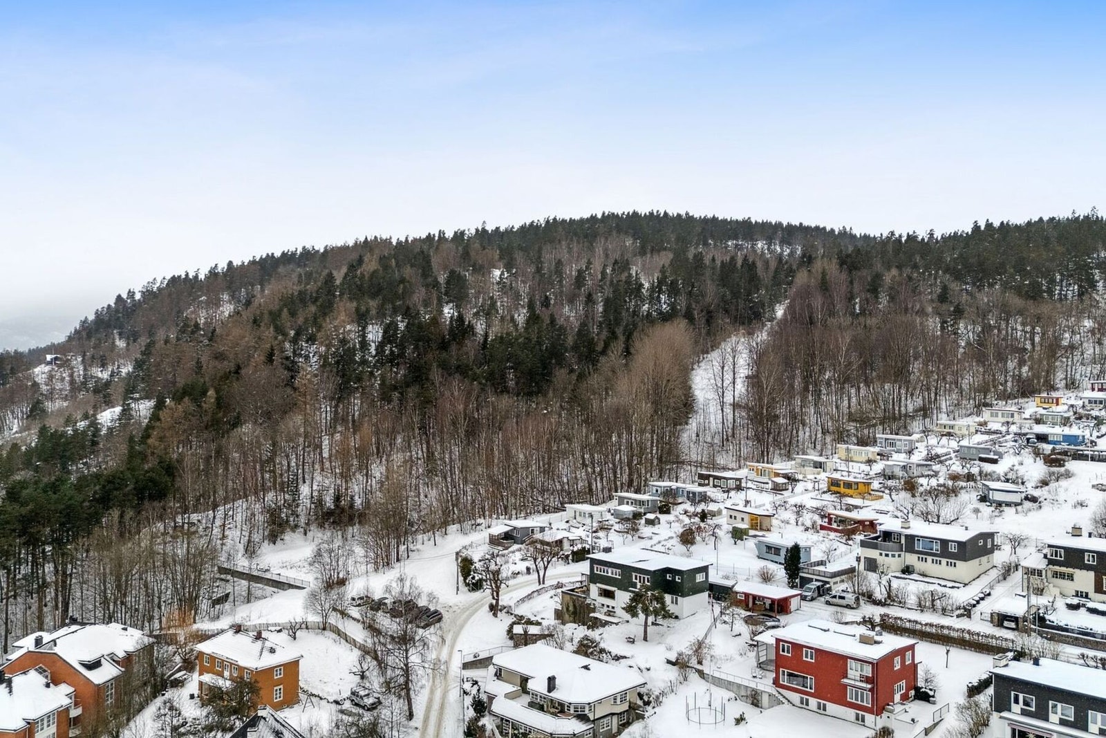 Eiendommen ligger i en rolig gate uten gjennomgangstrafikk. Her kan man gå direkte ut i skiløypene i den fantastiske Drammensmarka. Galleribilde