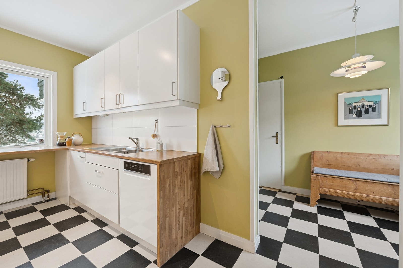 Mellom kjøkkenet og spisestuen er en koselig kjøkkenkrok som opprinnelig var et anretningsrom. Galleribilde