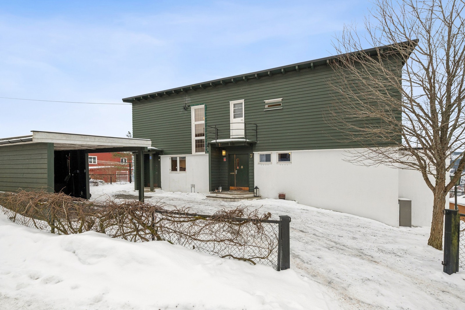 Frydenberggata 7 - nordvendt inngangsparti med carport, bod og romslig oppkjørsel med plass til flere biler. Galleribilde