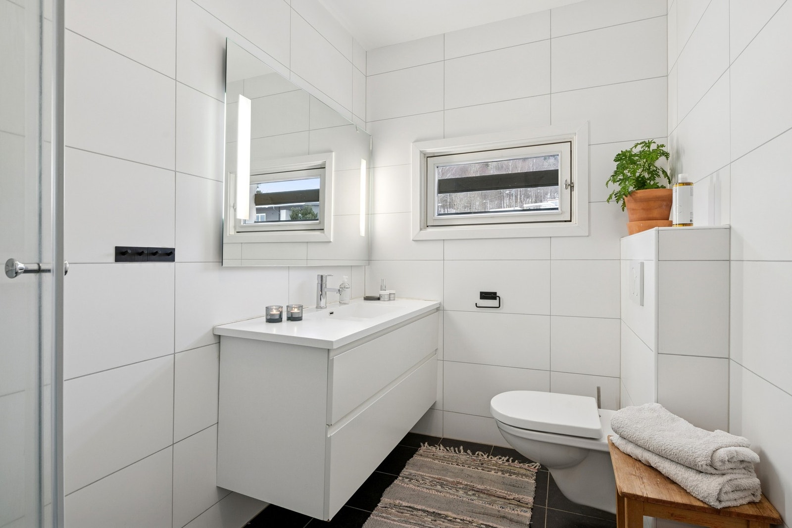 Pent bad nr. 2 i 2.etg. med servant, wc og dusjkabinett. Galleribilde