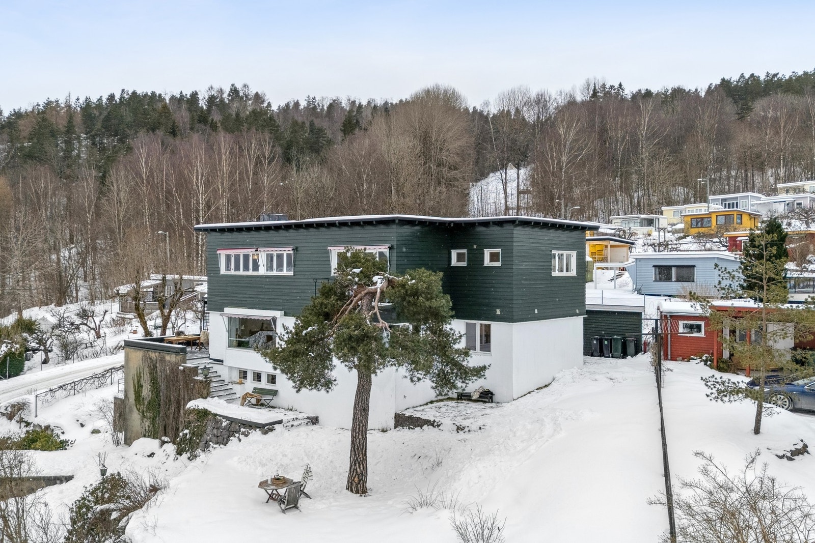 Gjennomført funkisbolig tegnet av den anerkjente arkitekten Bjarne Thinn Syvertsen. Galleribilde