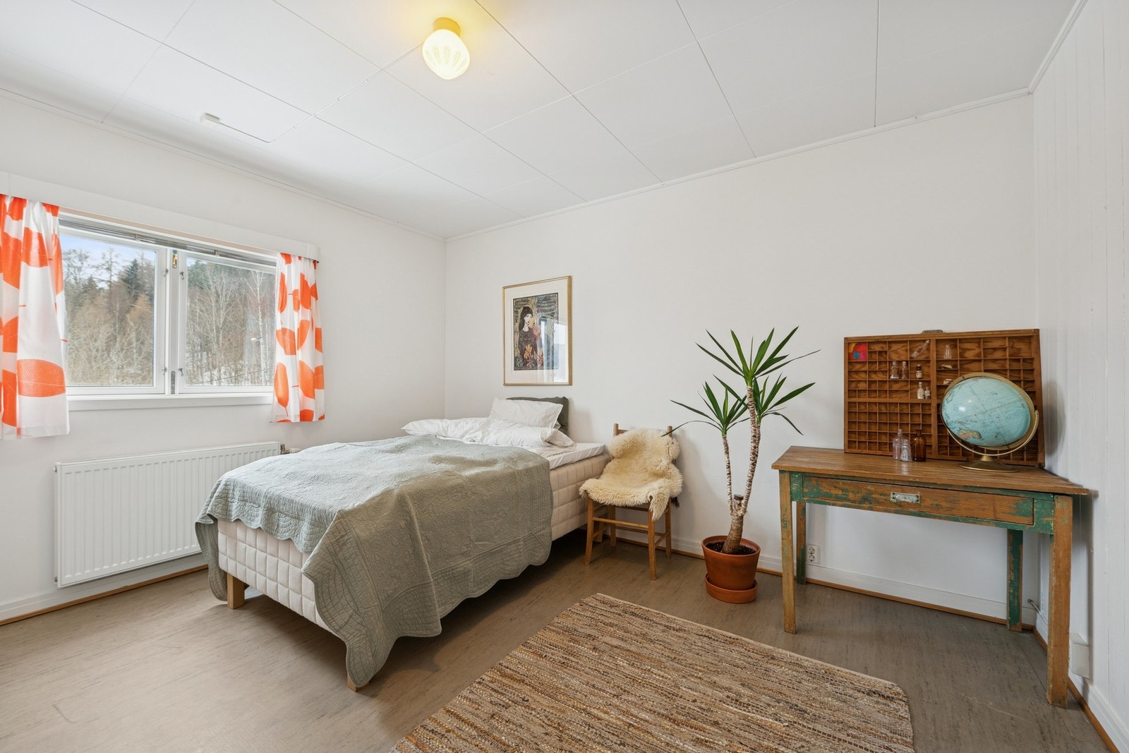 Soverom 3 med utsikt til skogen og kolonihagene. Egen garderobedel. Galleribilde