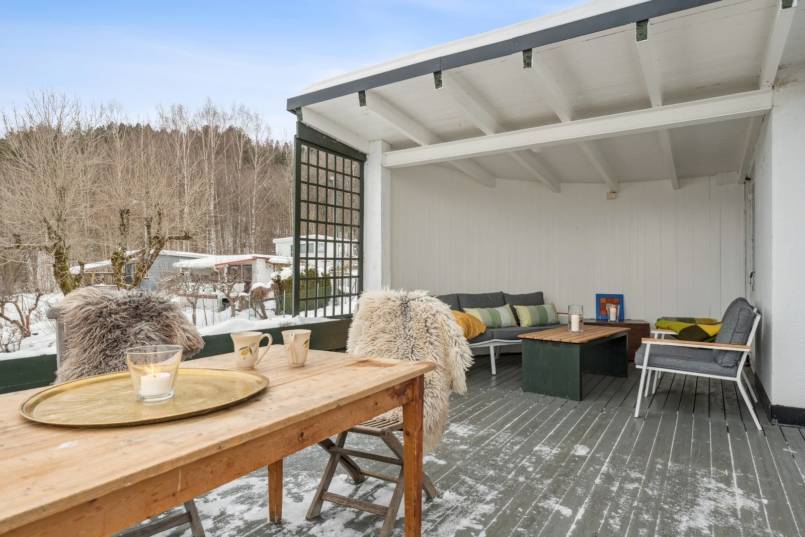 Terrassen har god plass til flere oppholdssoner. Sol hele dagen, til ca. kl 20. Rett over veien starter den flotte Drammensmarka med prisbelønnede Bragernesåsen. Herfra er det milevis med lysløyper og turstier. Galleribilde