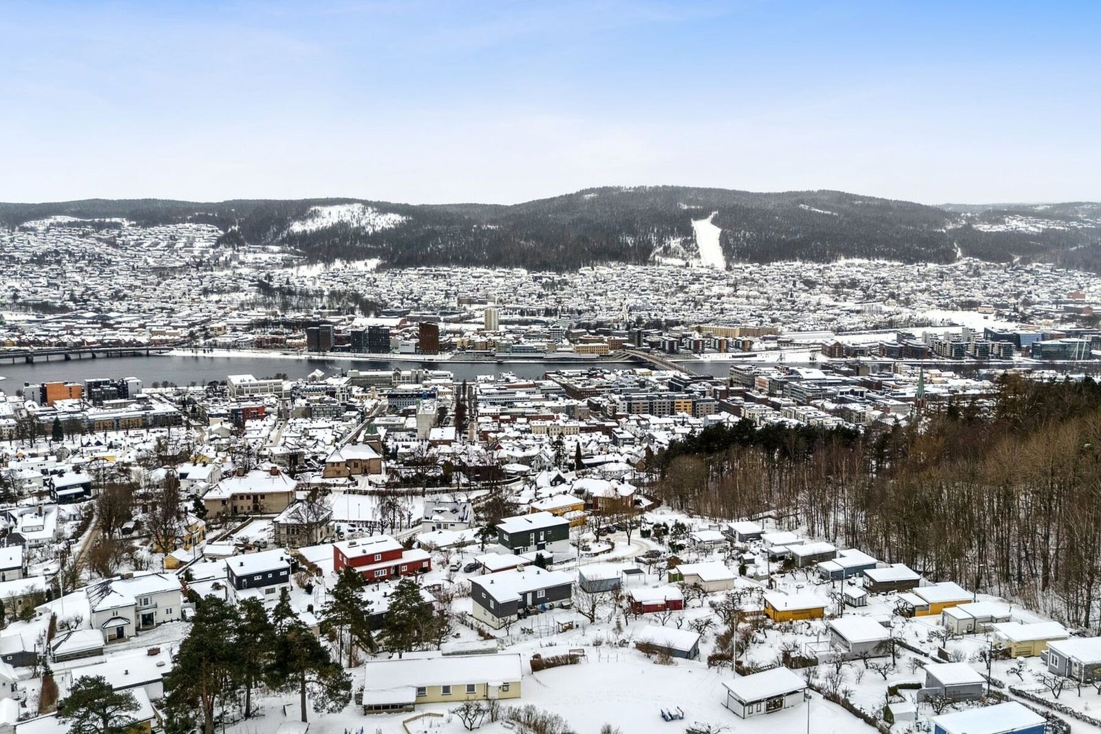 Boligen har en fantastisk beliggenhet på Strøtvet med nærhet både til marka og til byen. Galleribilde