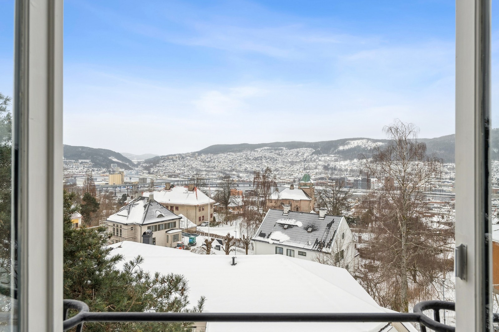 Nydelig utsikt fra balkongen på hovedsoverommet. Galleribilde