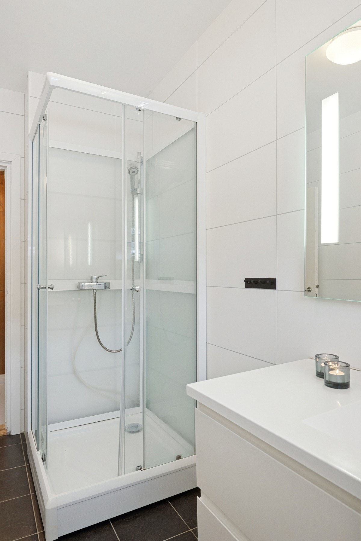 Pent bad nr. 2 i 2.etg. med servant, wc og dusjkabinett. Galleribilde