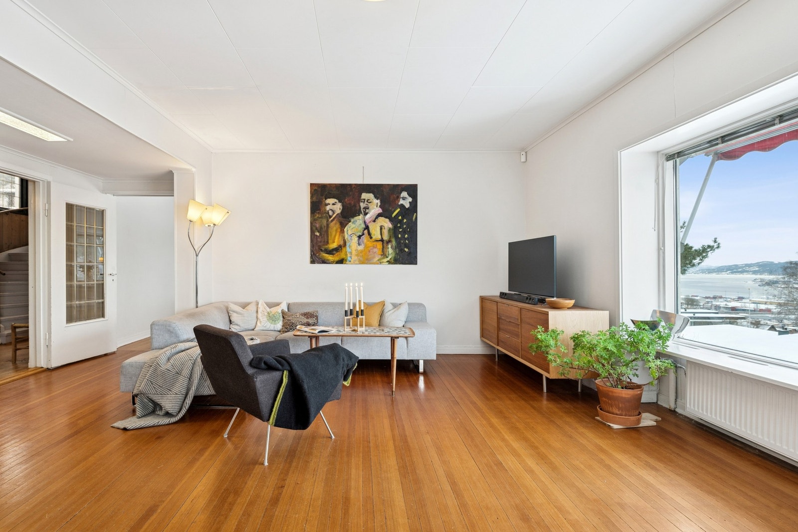 Fra den romslige stuen og videre mot spisestuen. Galleribilde