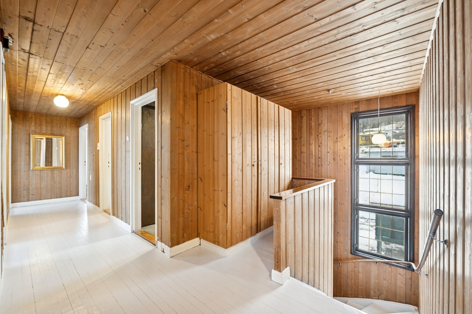 Fra trapperommet mellom 1. og 2. etg. Her med innebygde, originale skap. Galleribilde