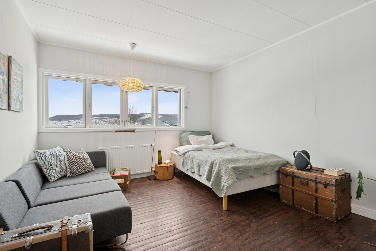 Soverom 5 med flott utsikt. Egen garderobedel. Galleribilde