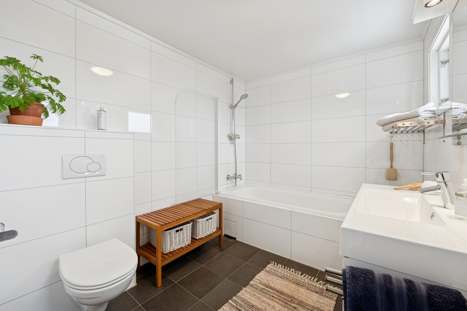 Lyst og pent bad i tilknytning til hovedsoverommet. Her er det servant, wc, dusj og badekar. Galleribilde