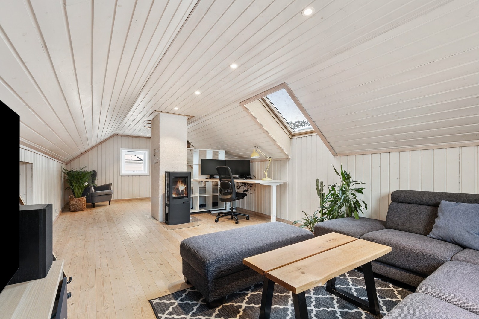 Det ble installert peisovn i loftstuen i 2014 Galleribilde