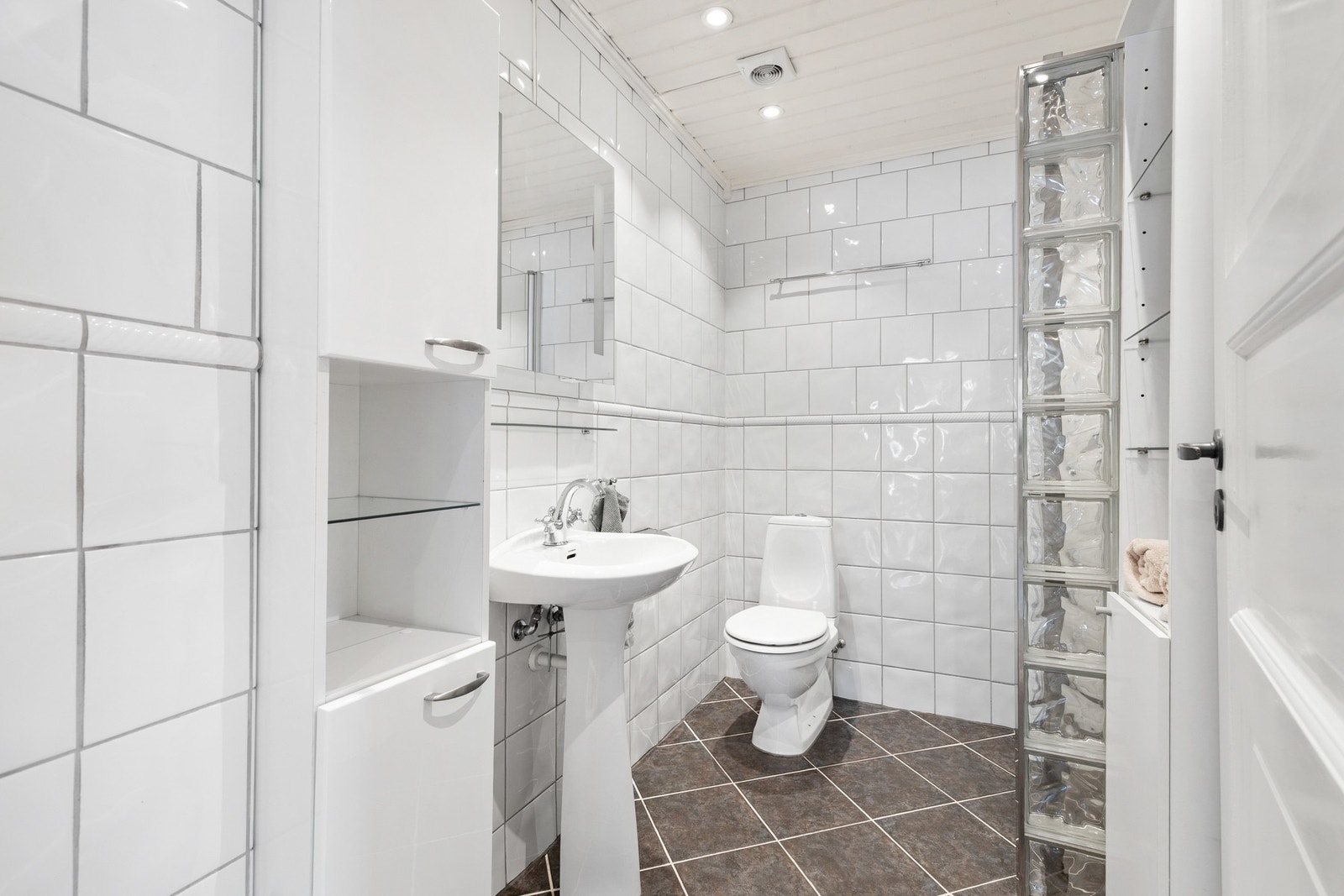 Helfliset bad med elektriske varmekabler i gulv og panel med downlights i himling Galleribilde