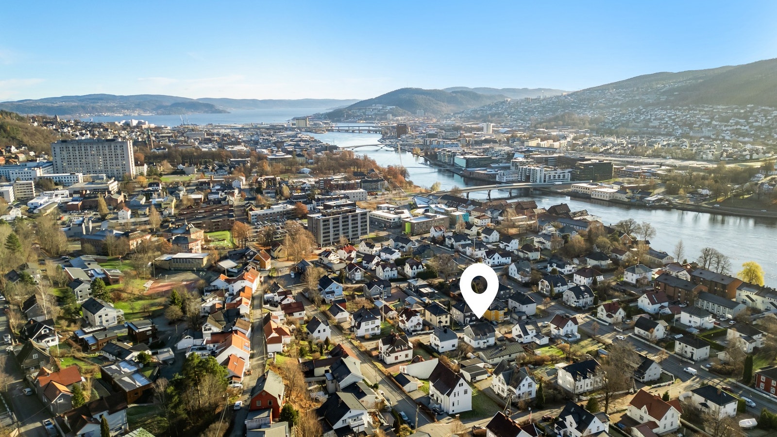 Eiendommen har en attraktiv og sentrumsnær beliggenhet på Hamborgstrøm, samtidig som den ligger tilbaketrukket i et fredelig og barnevennlig område Galleribilde