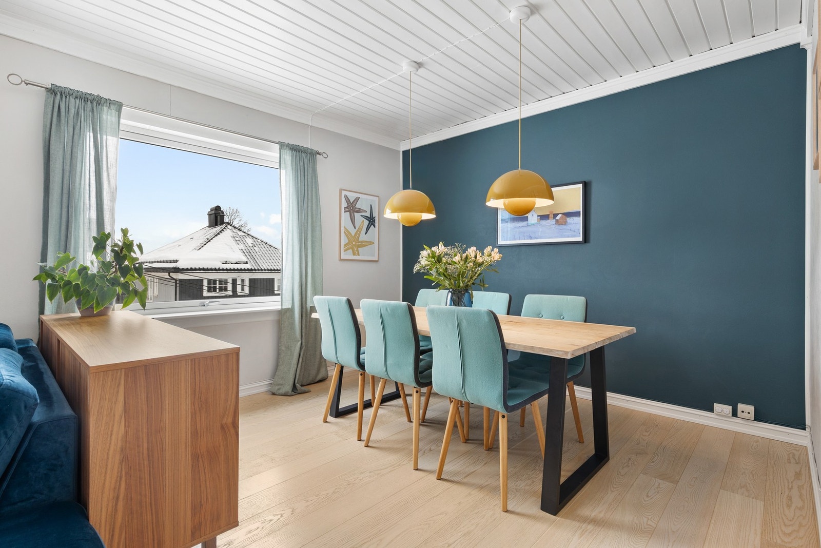 Det er fin plass til sofagruppe og spisebord Galleribilde