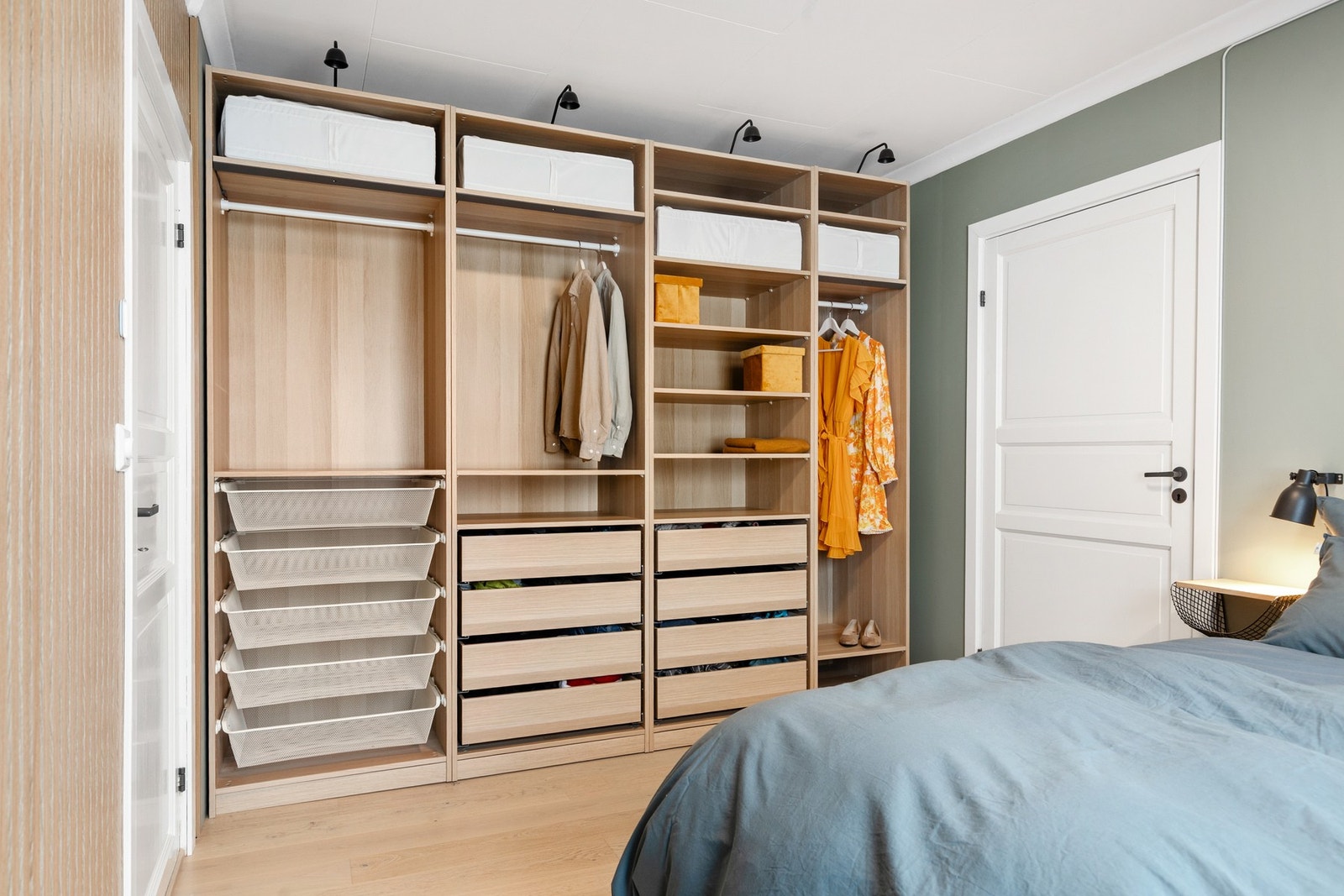 God oppbevaringsplass i flere garderobeskap Galleribilde