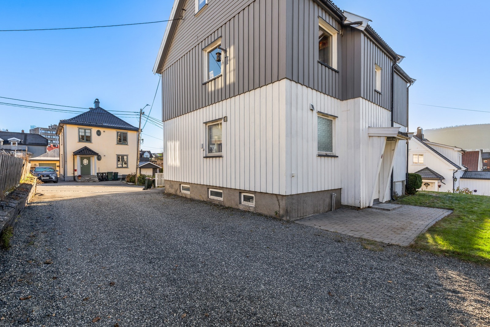 Inngangsparti og gruset innkjørsel Galleribilde