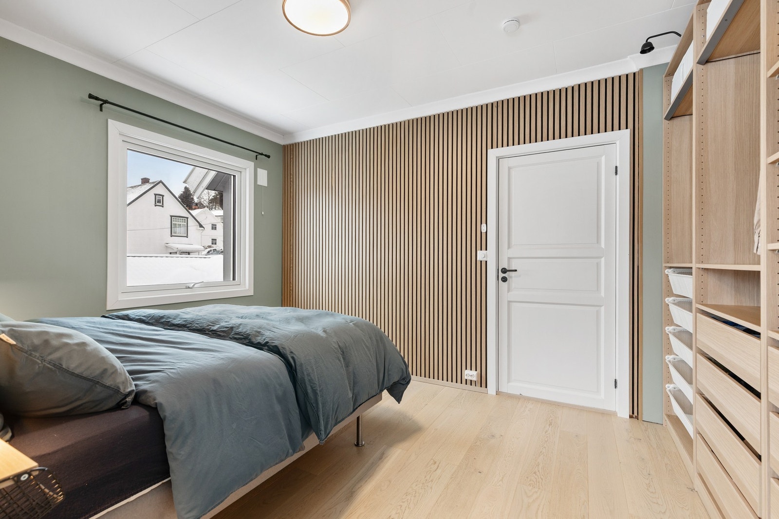 Rommet har 1-stavs parkettgulv, slette veggflater og en moderne spilevegg Galleribilde