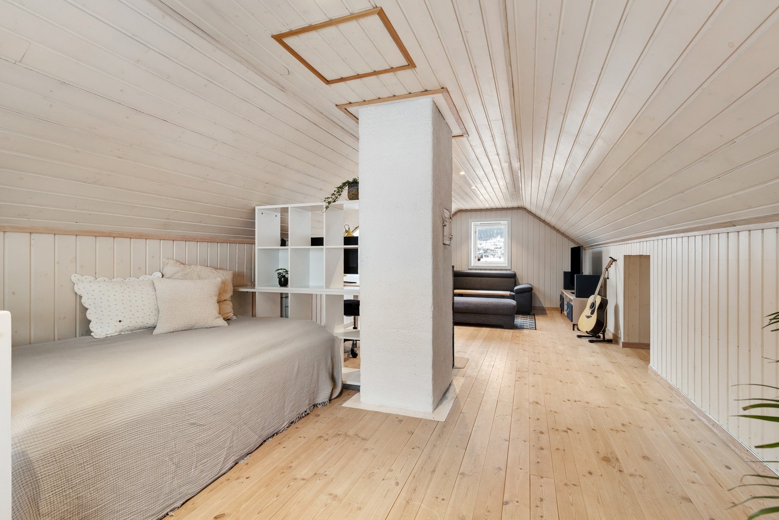 Loftstue/soverom med furugulv og panel på vegger og i himling Galleribilde