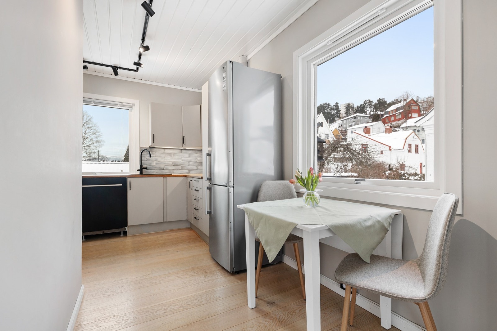 Plass til spisebord i forbindelse med kjøkkenet Galleribilde