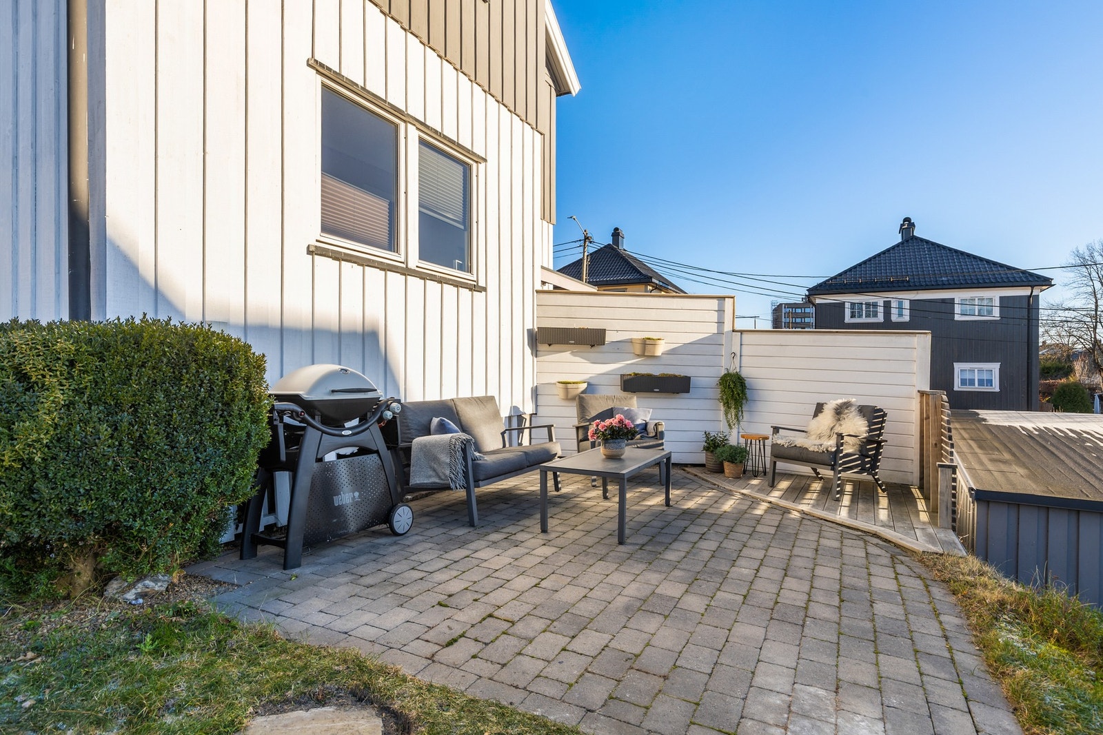 Uteplassen er vestvendt og det steinbelagte arealet er på ca. 20 kvm Galleribilde