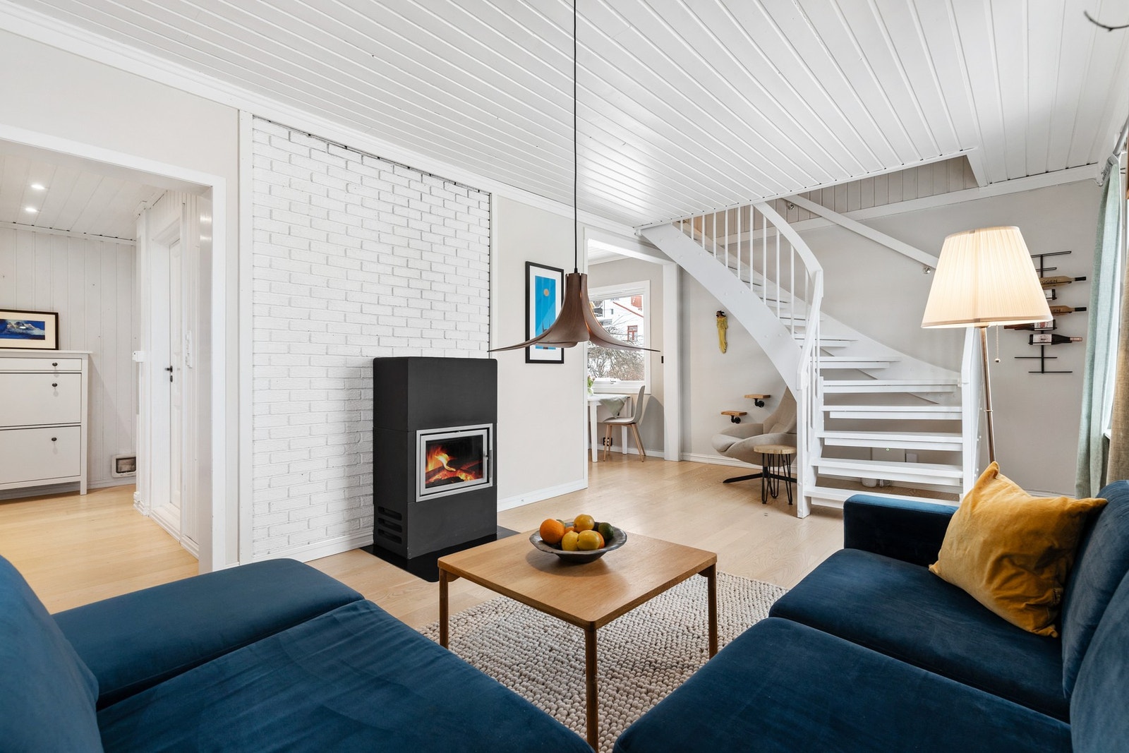 Sentralt i rommet er det montert en moderne peisovn med innsats Galleribilde