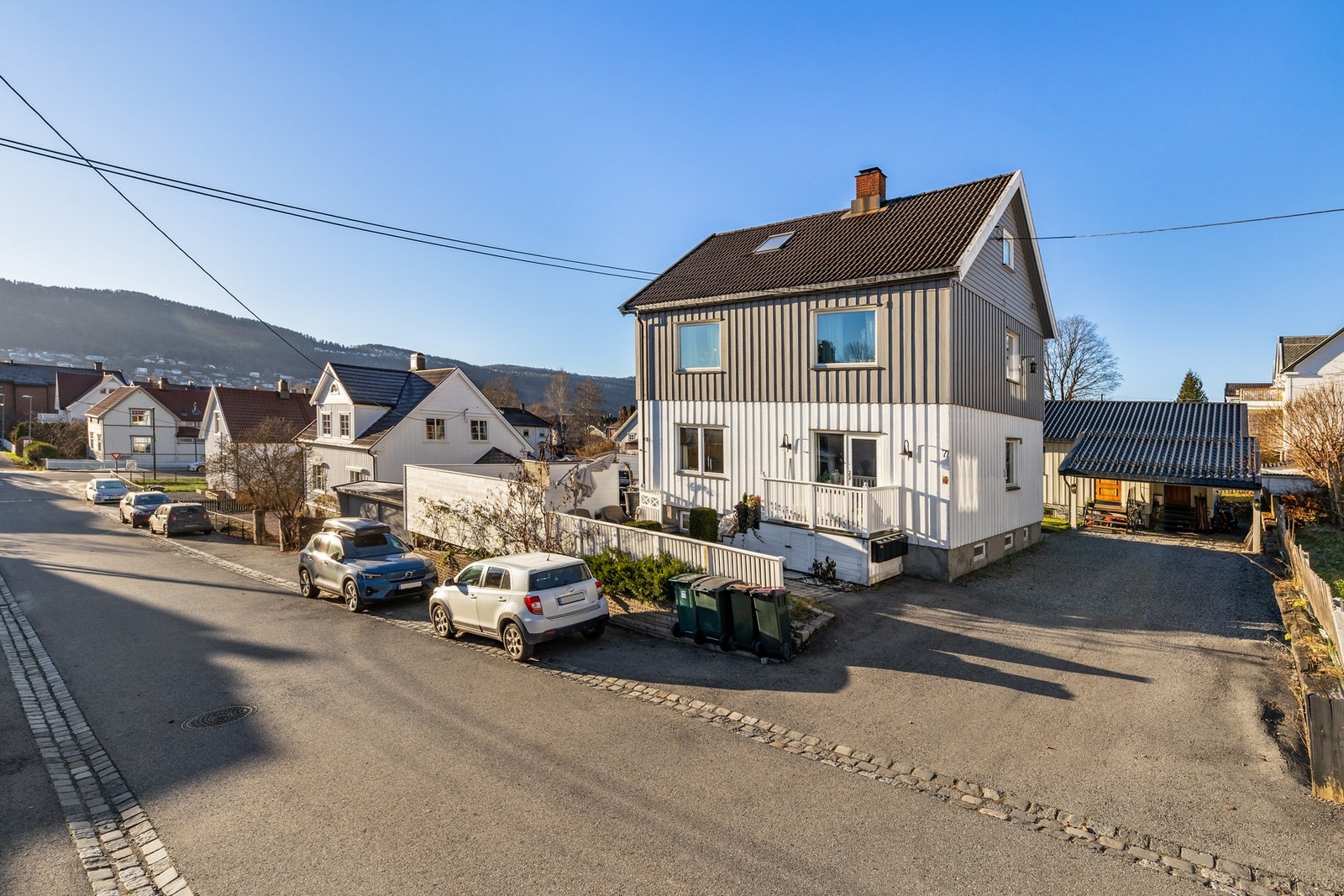 Gode parkeringsmuligheter i halvpart av dobbelgarasje og gruset innkjørsel Galleribilde