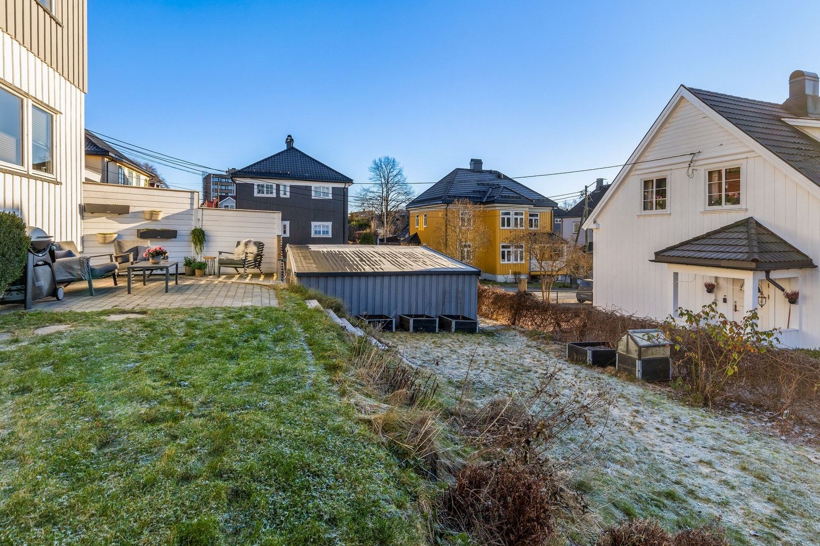 Tomten er pent opparbeidet med gressplen og div. beplantning Galleribilde