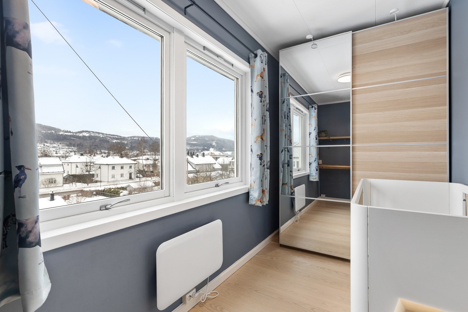 Soverom 2 med skyvedørsgarderobe Galleribilde