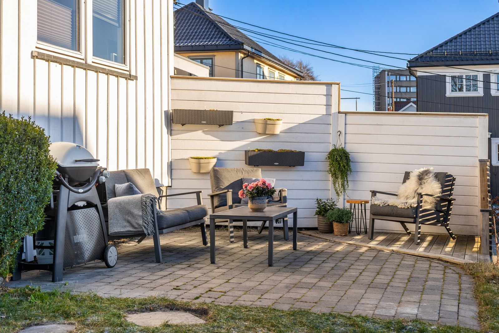 Uteplassen er vestvendt og godt skjermet av levegg Galleribilde