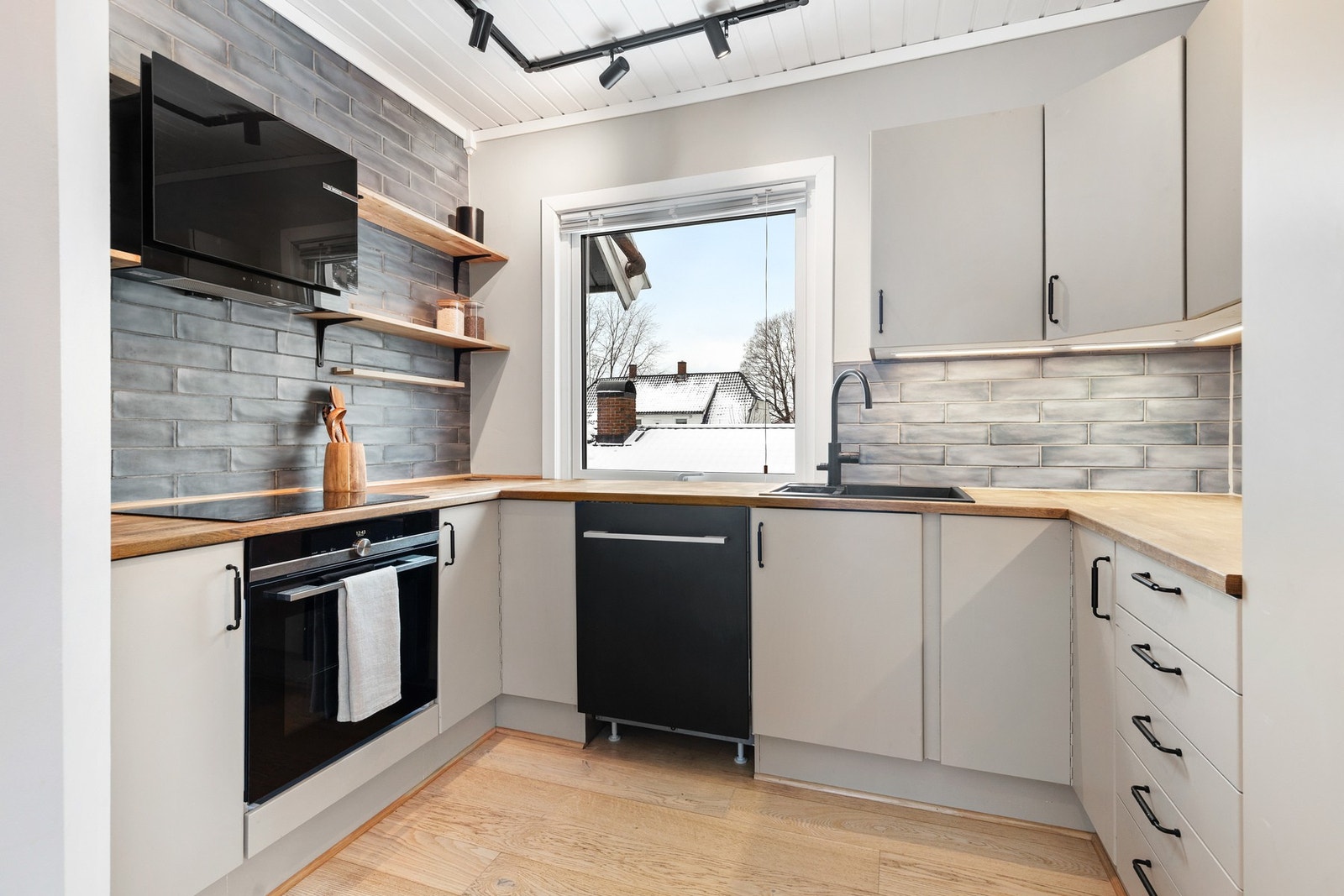 Kjøkkeninnredning med glatte fronter og benkeplate av heltre Galleribilde