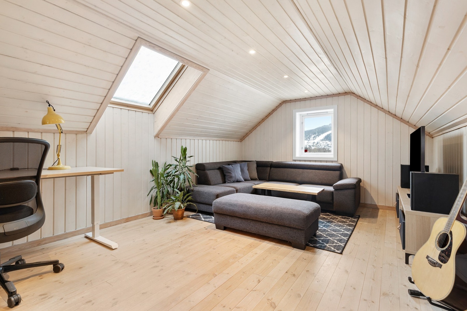 Rommet har godt med lysinnslipp fra tre vinduer Galleribilde