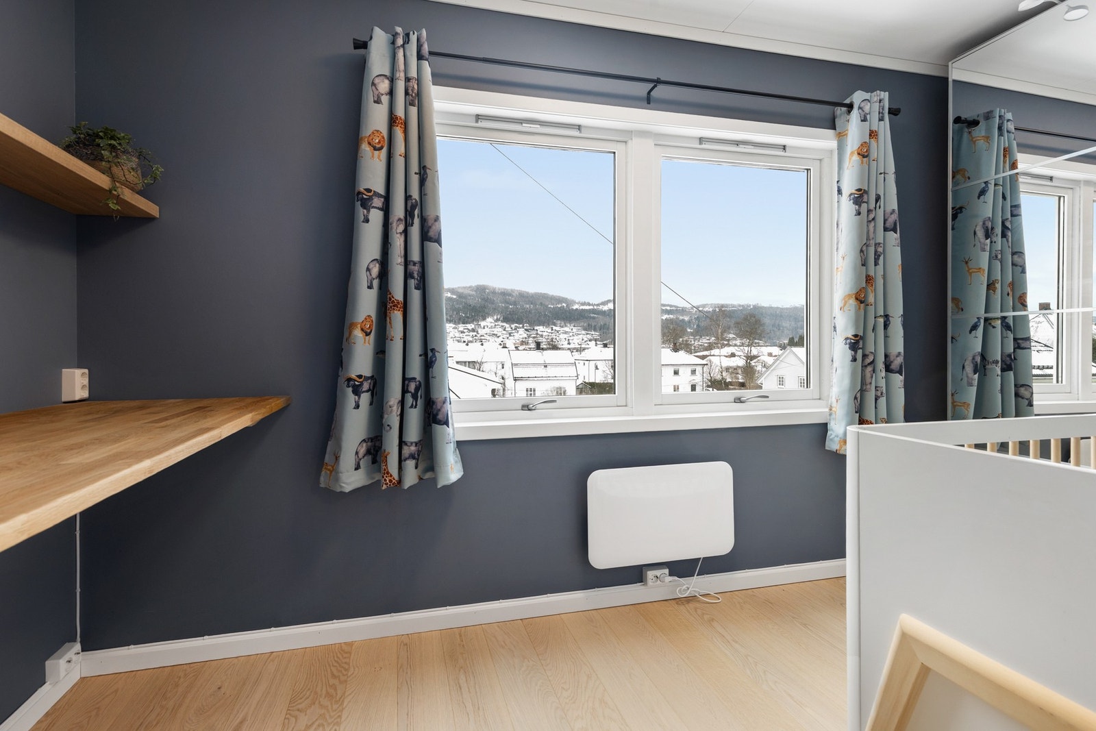 Fra hovedsoverommet er det videre adkomst til soverom 2 Galleribilde