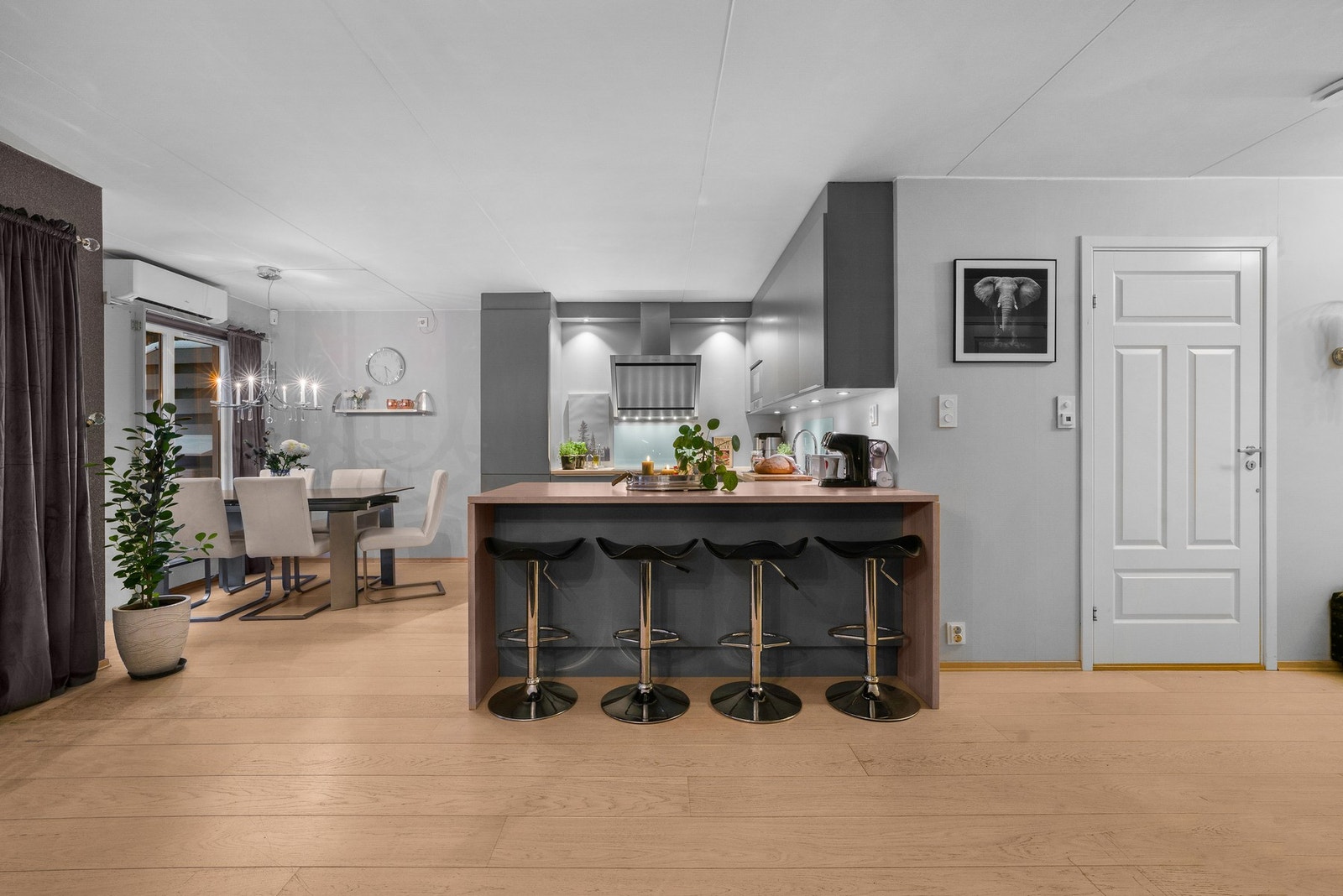 Naturlig overgang mellom stue og kjøkken med praktisk barløsning. Galleribilde