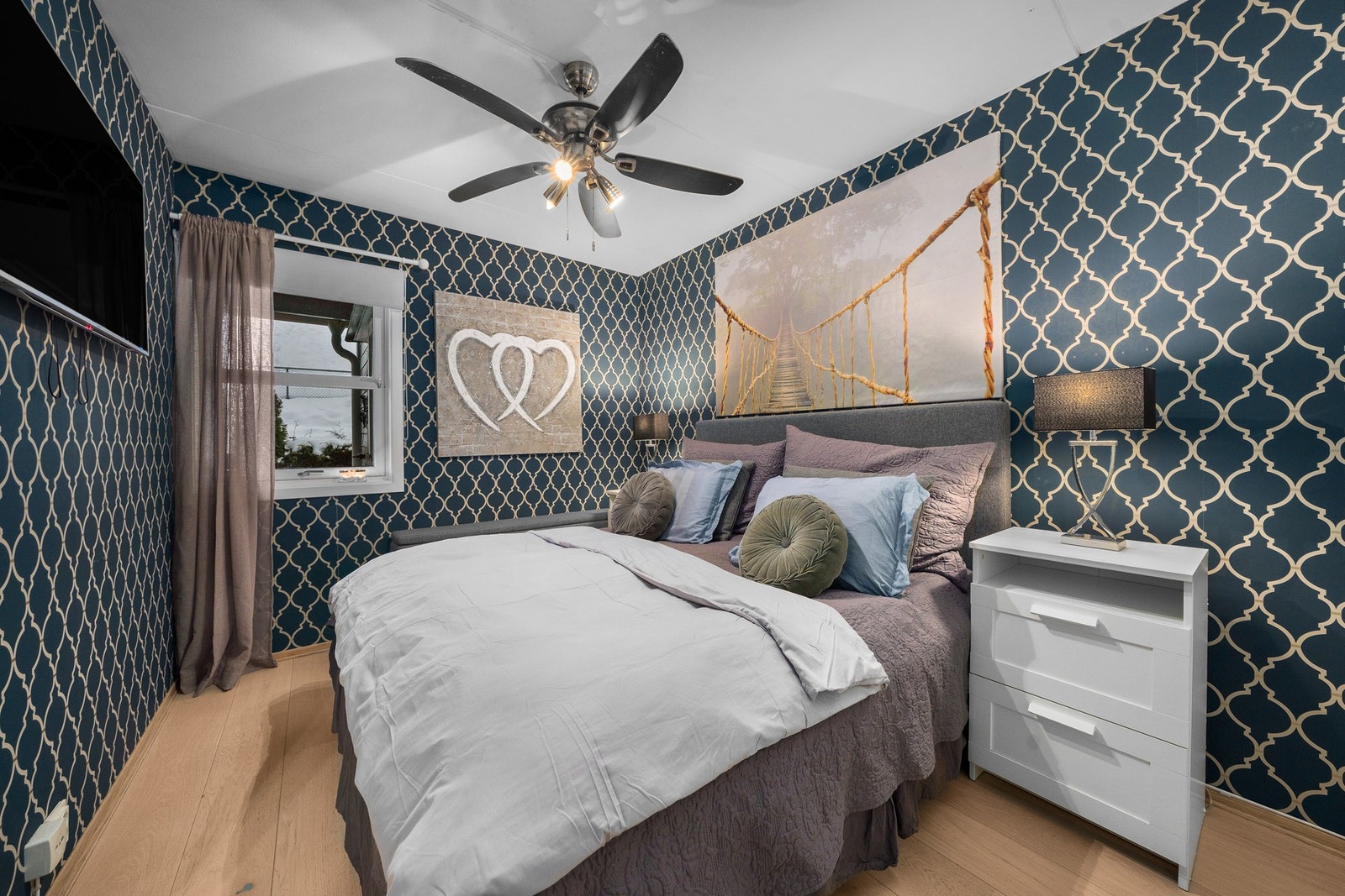 Romslig hovedsoverom med god plass til dobbeltseng og tilhørende møblement, utformet i lune og behagelige fargetoner. Galleribilde