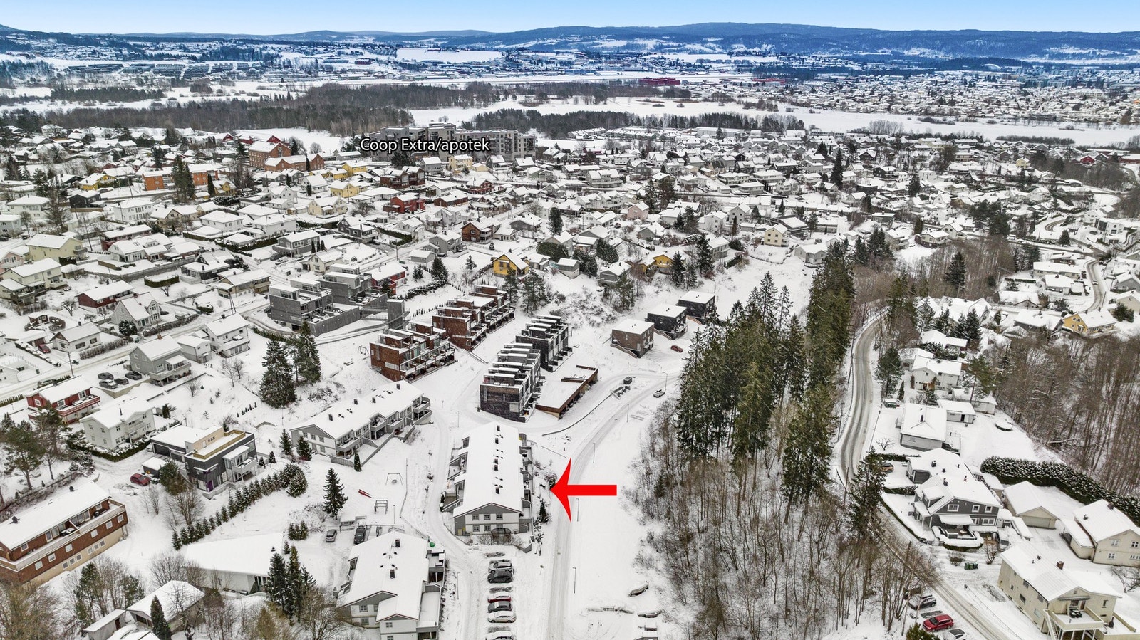 Nærområdet byr på en fin kombinasjon av rolige bomiljøer, grøntområder og gode servicetilbud, med kort vei til både skoler, dagligvare og kollektivtransport. Galleribilde