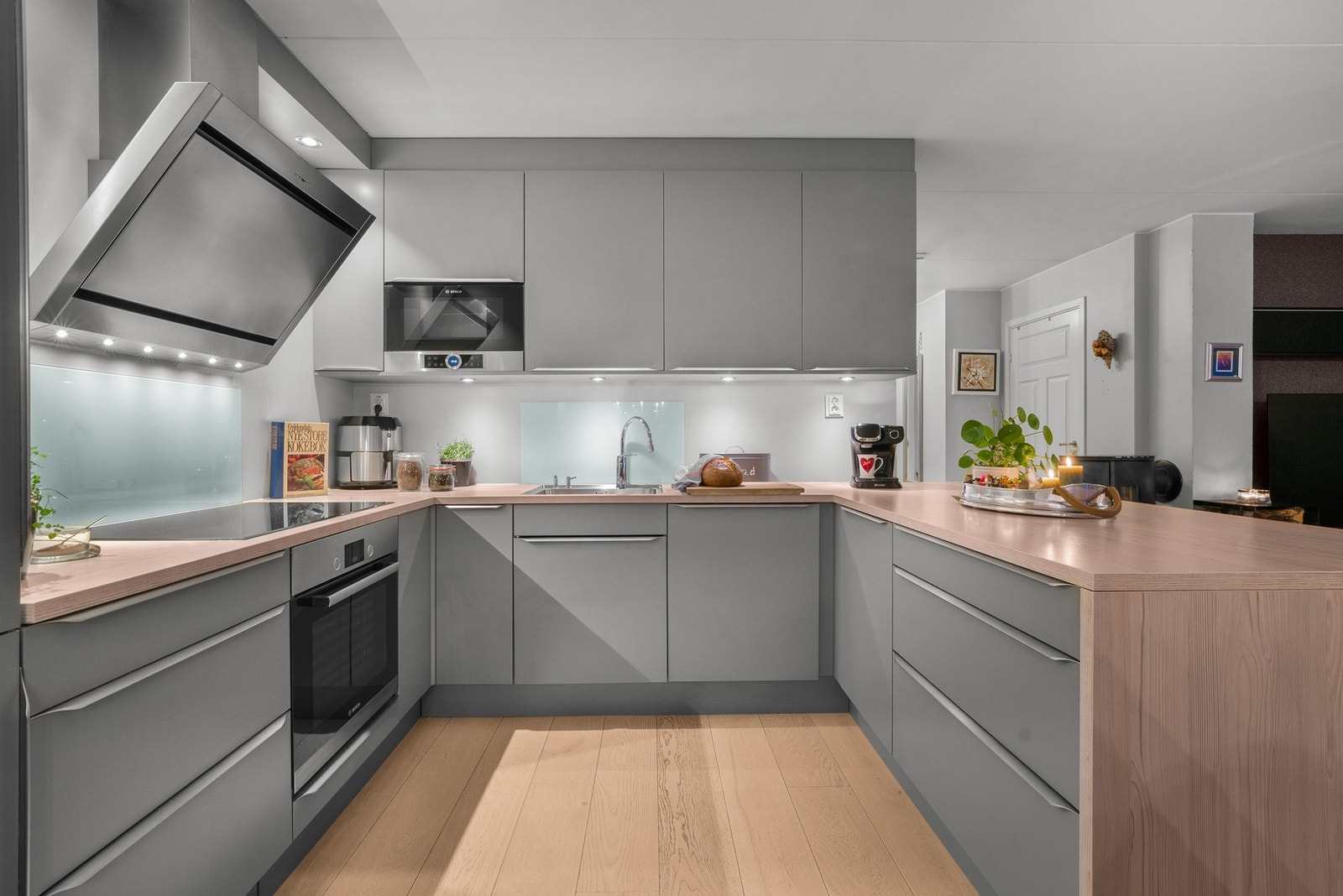 Kjøkkenet har god plass til matlaging, pene arbeidsflater og en praktisk utforming som gjør rommet både funksjonelt og hyggelig å oppholde seg i. Galleribilde