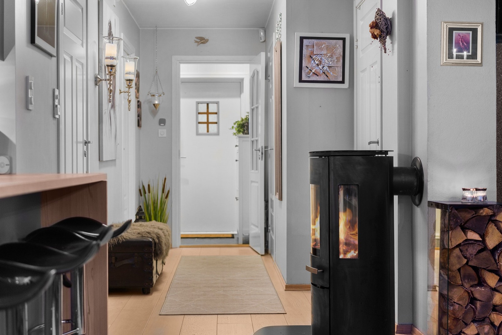 Stemningsfull vedovn som er praktisk plassert og gir både varme og en lun atmosfære til oppholdsrommene. Galleribilde