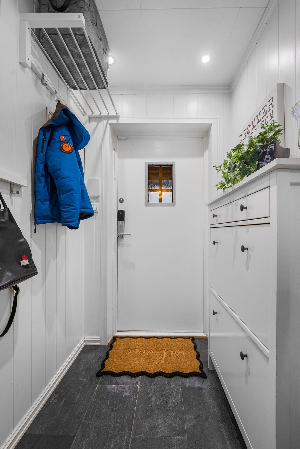 Entré med praktiske oppbevaringsløsninger for yttertøy og sko, og en ryddig og funksjonell velkomstsone. Galleribilde