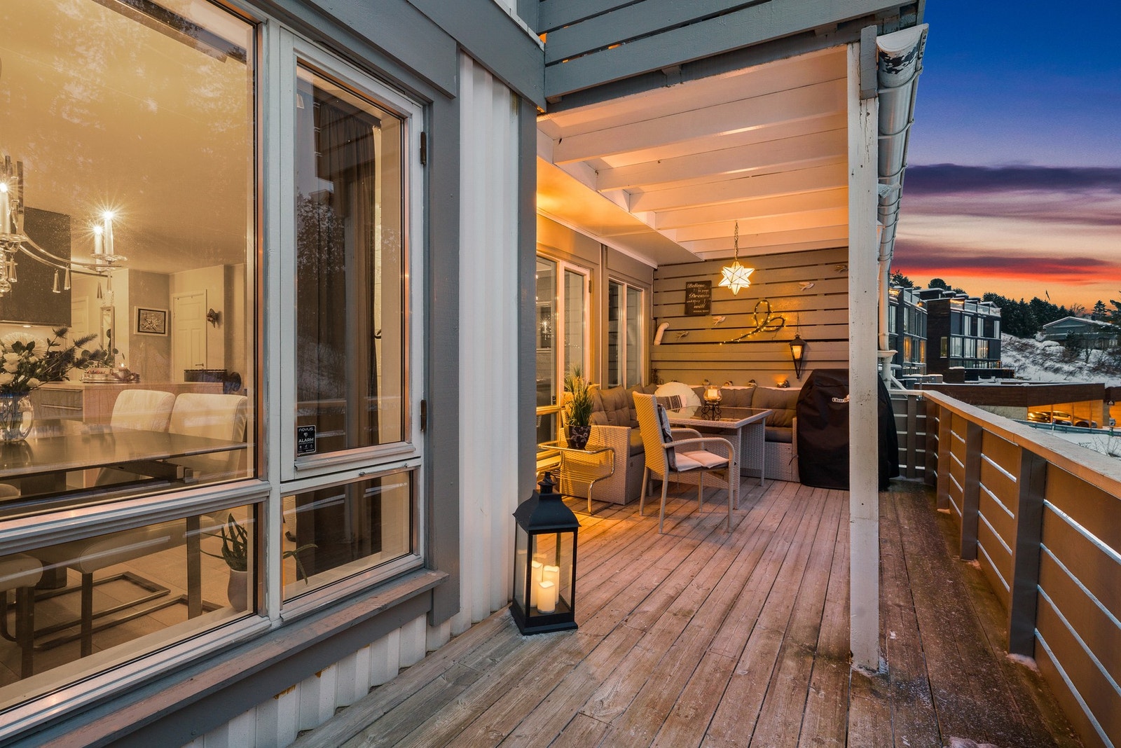 Terrassen på 17 kvm ligger i tilknytning til stuen og gir en fin utvidelse av oppholdsrommet. Galleribilde