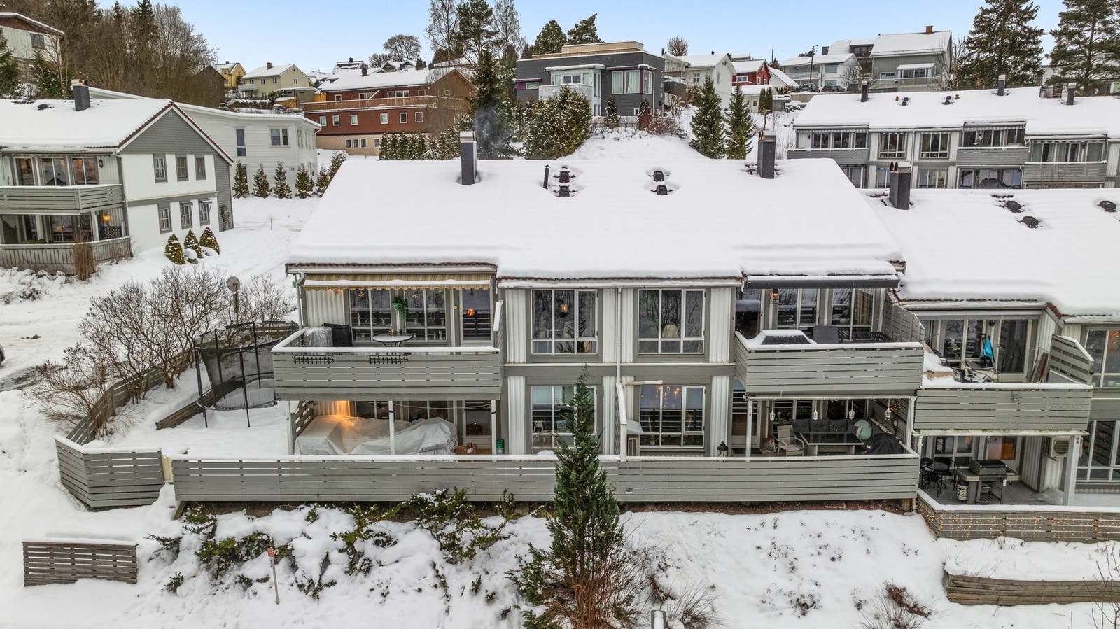 Oversiktsbilde av bebyggelsen som viser boligens fine plassering. Galleribilde