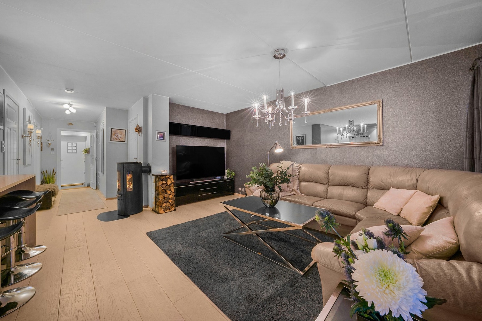 Romslig og innbydende stue med god plass til sofagruppe og møblement. Galleribilde