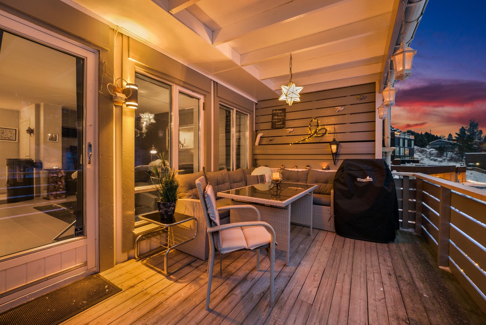 Her har du god plass til sittegruppe og grill og videre utemøblement. Galleribilde