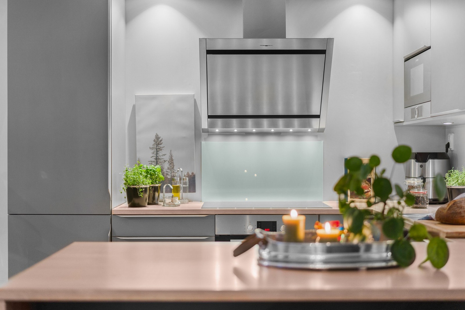 Lekkert detaljbilde som fremhever kjøkkenets rene linjer, moderne uttrykk og gjennomførte materialvalg. Galleribilde