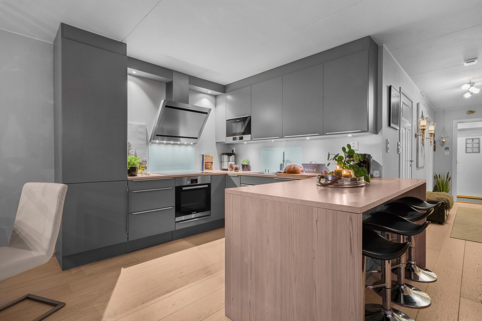 Stilrent HTH-kjøkken med god skapplass og integrerte løsninger. Galleribilde