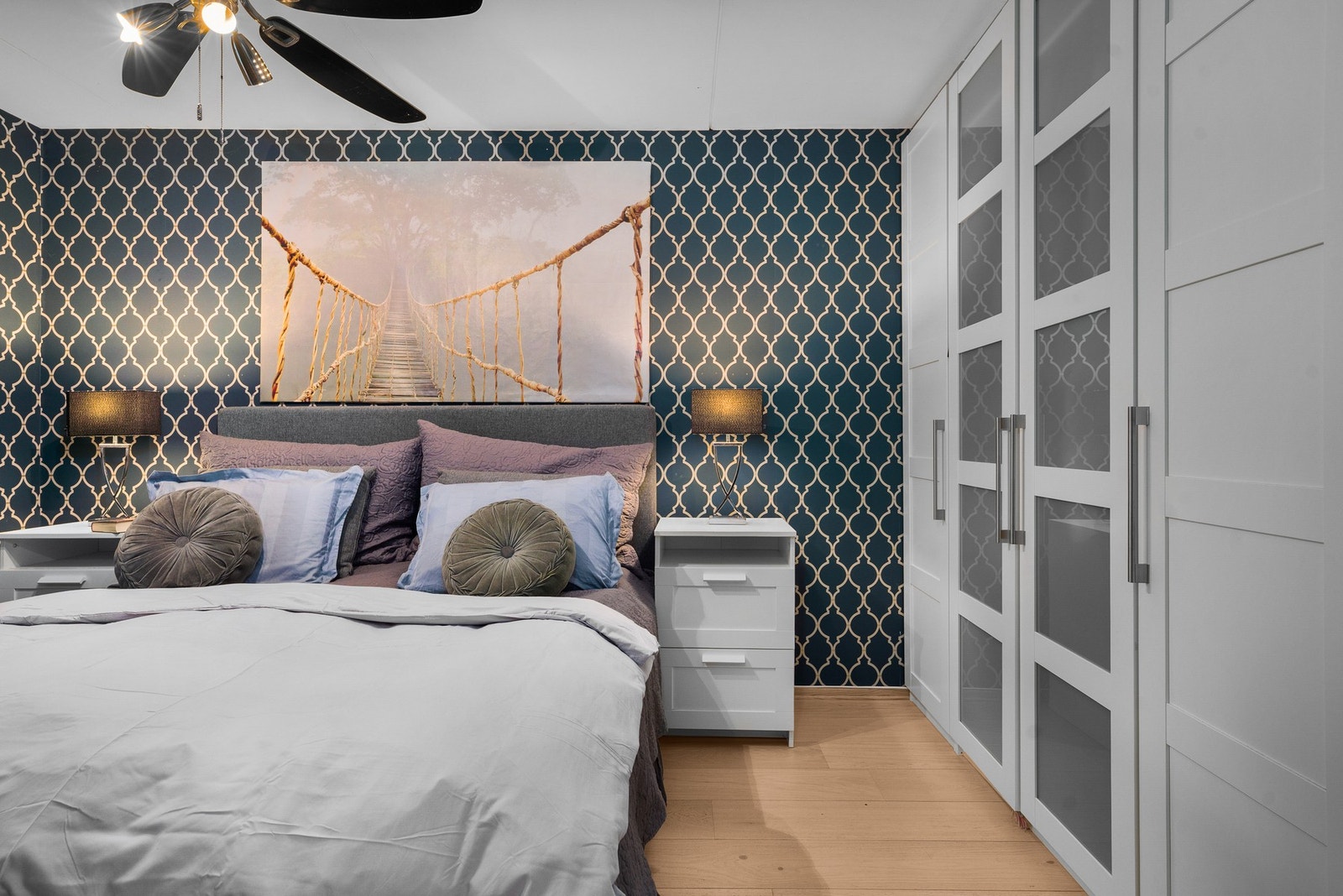 Hovedsoverommet har praktisk garderobeløsning med rikelig oppbevaringsplass og en ryddig, helhetlig romfølelse. Galleribilde